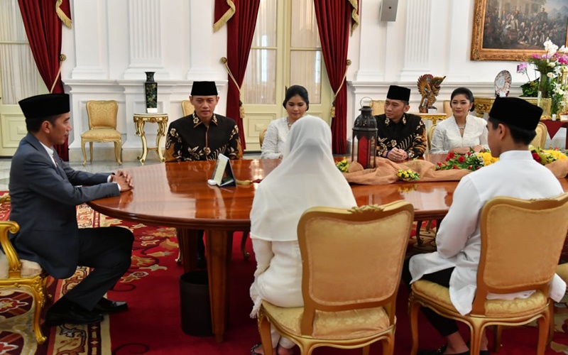 Presiden Jokowi berbincang-bincang dengan AHY dan Ibas 