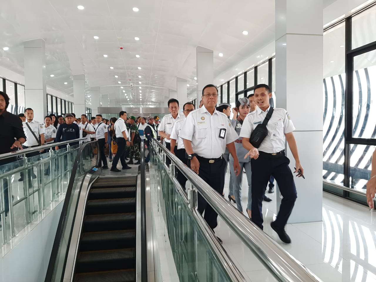 Direktur Utama PT Kereta Api Indonesia (KAI) Edi Sukmoro (kanan) meresmikan ruang tunggu kereta bandara di Stasiun Solo Balapan, Jawa Tengah, Kamis (29/8). (MP/Ismail)
