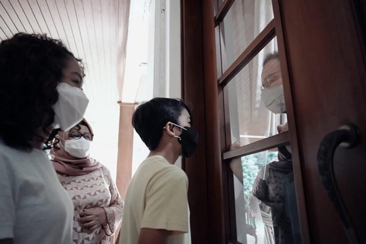 Istri dan anak-anak Anies Baswedan menjenguk di Rumah Dinas Gubernur. (Foto: MP/Instagram @ery.farhati)