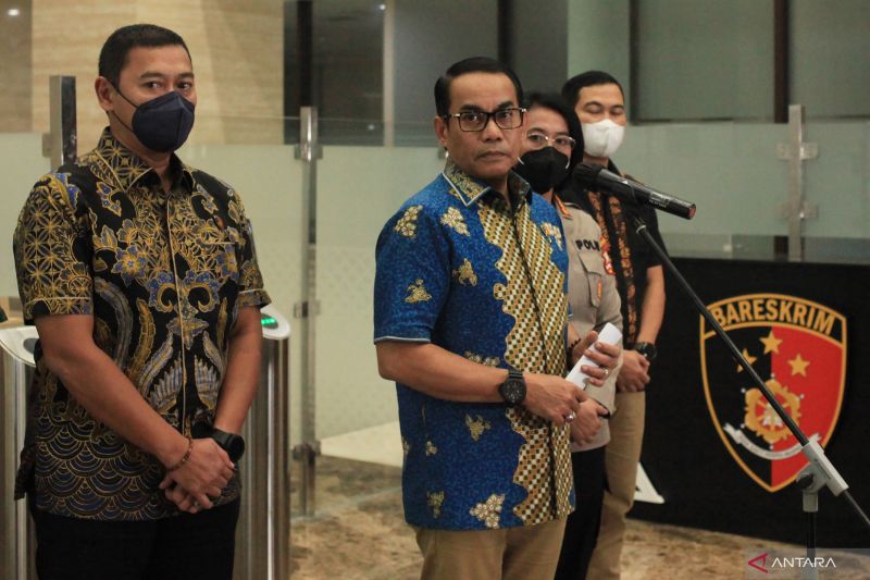 Direktur Tindak Pidana Umum (Dirtipidum) Bareskrim Polri, Brigjen Pol Andi Rian Djajadi (tengah) didampingi Kabag Penum Divisi Humas Polri Kombes Pol Nurul Azizah (kedua kanan) dan jajaran menyampaikan keterangan kepada wartawan terkait kasus penghentian laporan dugaan pelecehan terhadap Putri Candrawathi di Bareskrim, Mabes Polri, Jakarta, Jumat (12/8/2022). . ANTARA FOTO/Reno Esnir/rwa.