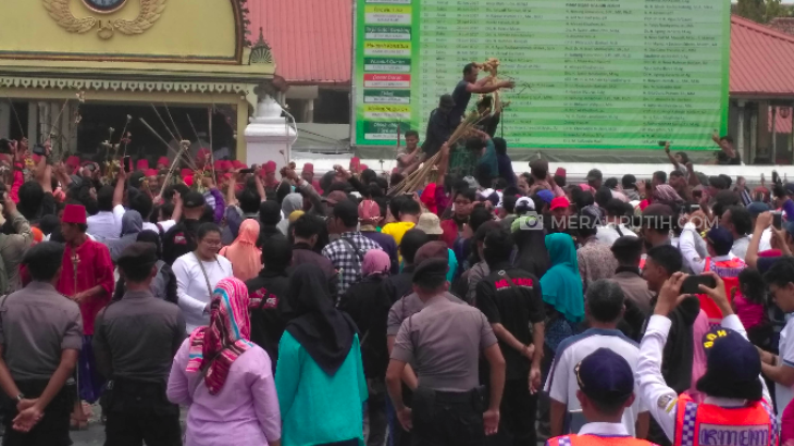 Warga Berebut Ambil Gunungan Grebeg Keraton Yogyakarta