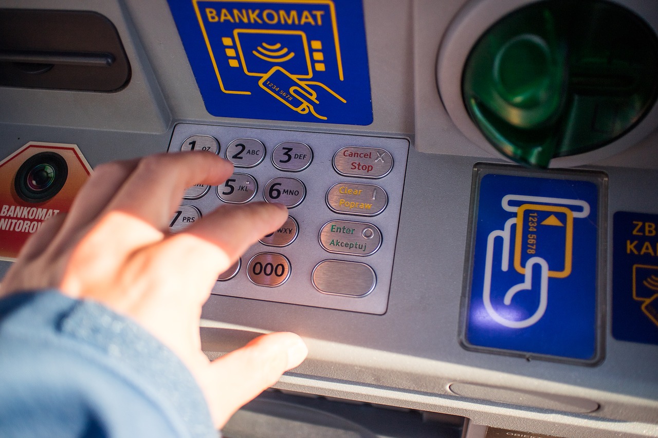 Kejahatan card skimming mengincar nasabah bank (Foto: Pixabay/jarmoluk)