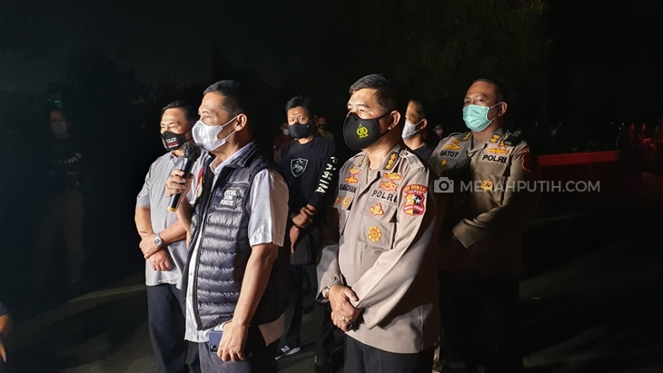 Kepala Divisi Humas Polri Irjen Argo Yuwono (depan) di TKP penyerangan laskar FPI di Tol Jakarta-Cikampek. (Foto: MP/Kanugrahan)