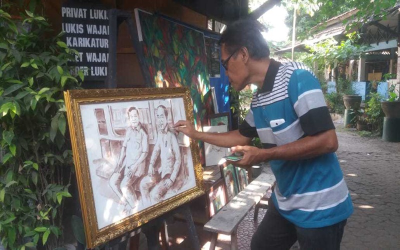 Kunara bersama lukisan pertemuan Jokowi dan Prabowo yang terjual Rp10 juta