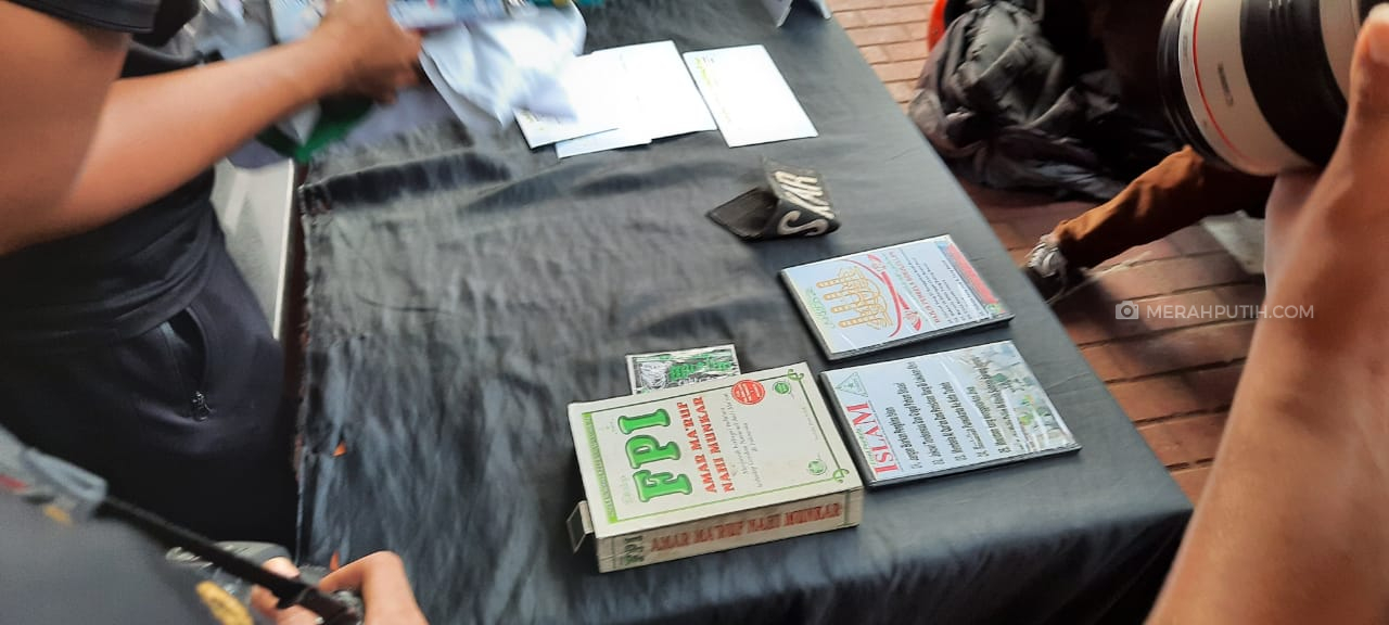 Reaksi Pengacara Rizieq Tahu Atribut FPI Ditemukan Saat Penangkapan Teroris