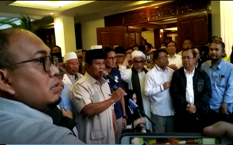 Prabowo-Sandi bersama para pendukungnya