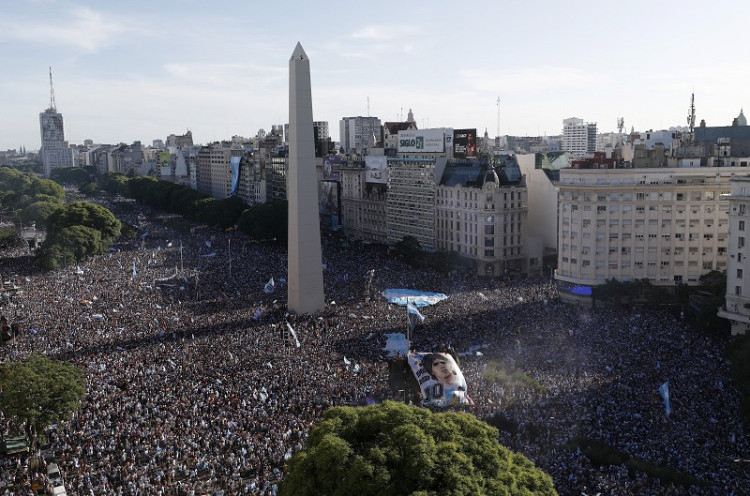 Ribuan Orang Turun ke Jalan Kota Buenos Aires Rayakan Kemenangan Argentina