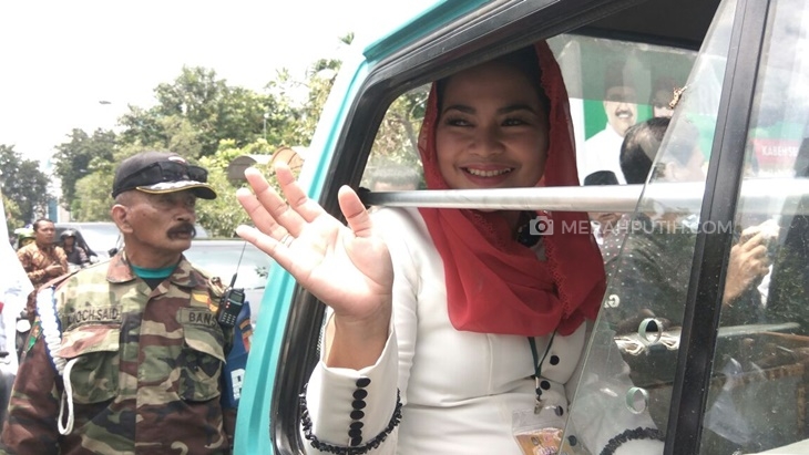 Paslon Gus Ipul-Puti Naik Mikrolet Ambil Nomor Urut