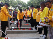 Ziarah Makam Pahlawan Peringati HUT ke-60 Partai Golkar di TMP Kalibata