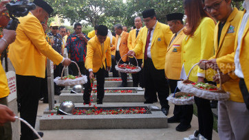 Ziarah Makam Pahlawan Peringati HUT ke-60 Partai Golkar di TMP Kalibata