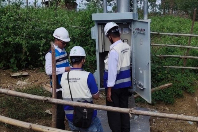 Sejumlah petugas PT PLN (Persero) melakukan uji komisioning jaringan listrik di jalur Trans-Bokong-Lelogama, Kabupaten Kupang, Nusa Tenggara Timur. ANTARA/HO-Humas PLN UIW NTT