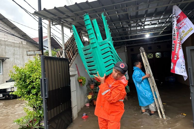 Petugas BPBD DKI membantu evakuasi logistik di Kembangan Utara, Jakarta Barat, Rabu (14/2)