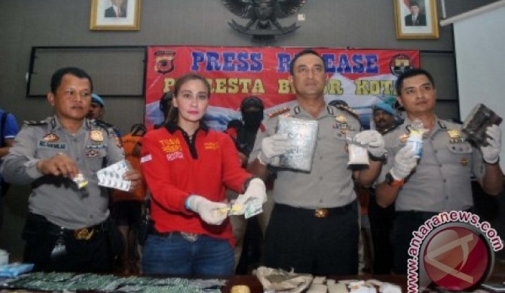 Kompol Yuni Purwanti (kedua kiri) ketika menjadi Kasatnarkoba Polresta Bogor. ANTARA/Arif Firmansyah