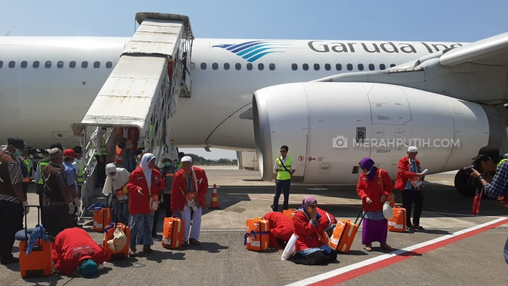 Jemaah haji tiba dari tanah suci turun dari pesawat di Bandara Adi Soemarmo, Solo, Jawa Tengah. (MP/Ismail)