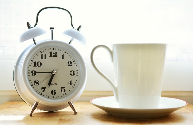Harus bangun pagi untuk menyiapkan kebutuhan si kecil. (Foto: Pixabay/congerdesign)