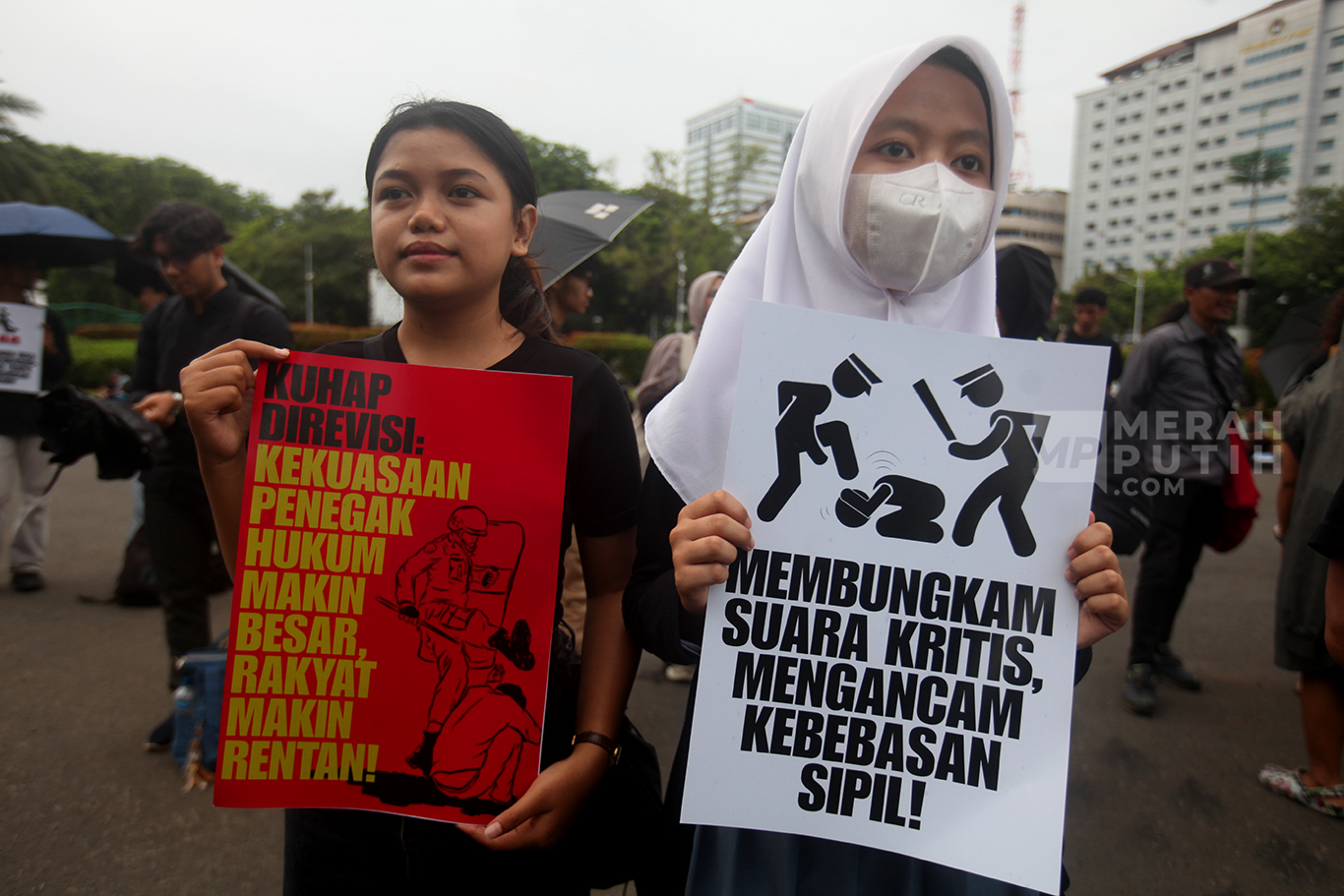 Aksi Kamisan ke-887 di Jakarta Tolak Pengesahan RKUHAP