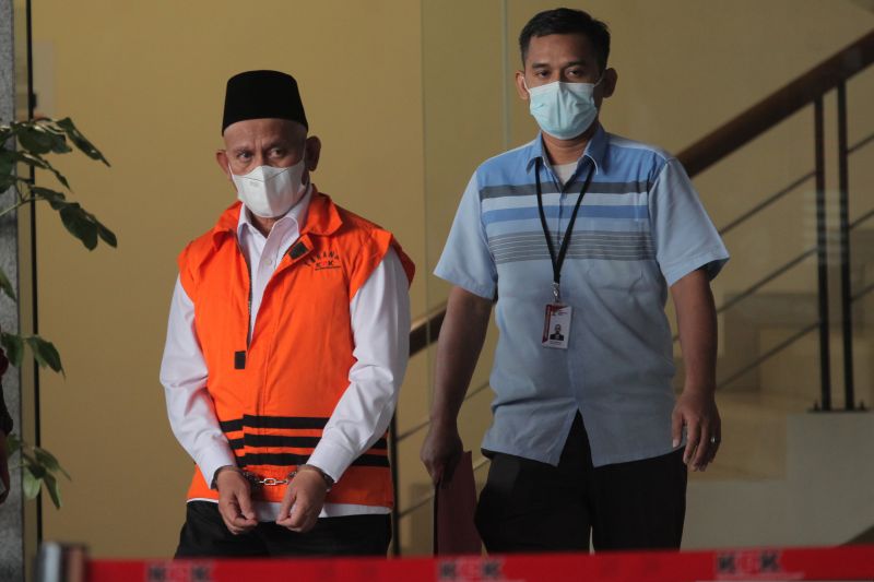 Tersangka Bupati Hulu Sungai Utara, Kalimantan Selatan (2017 - 2022) Abdul Wahid (kiri), berjalan menuju mobil tahanan usai menjalani pemeriksaan di Gedung KPK Merah Putih, Jakarta, Kamis (18/11/2021). Abdul Wahid diduga menerima suap terkait jabatan serta komitmen fee atas sejumlah proyek melalui perantaraan beberapa pihak di Dinas PUPRP Kabupaten Hulu Sungai Utara, sejak 2019 - 2021 mencapai Rp18,4 Milyar. ANTARA FOTO/Reno Esnir/