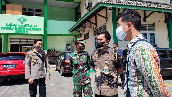  Wali Kota Solo Gibran Rakabuming Raka mendatangi sekolah yang nekat menggelar PTM, Selasa (24/8). (MP/Ismail)