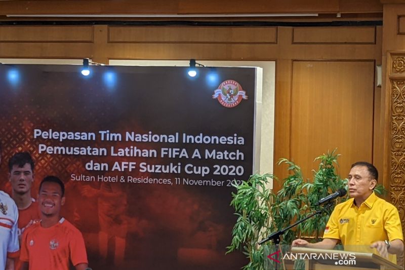 Ketua Umum PSSI Mochamad Iriawan memberikan motivasi kepada tim nasional Indonesia yang akan berangkat ke Turki dan Singapura di Jakarta, Kamis (11/11/2021). ANTARA/Michael Siahaan