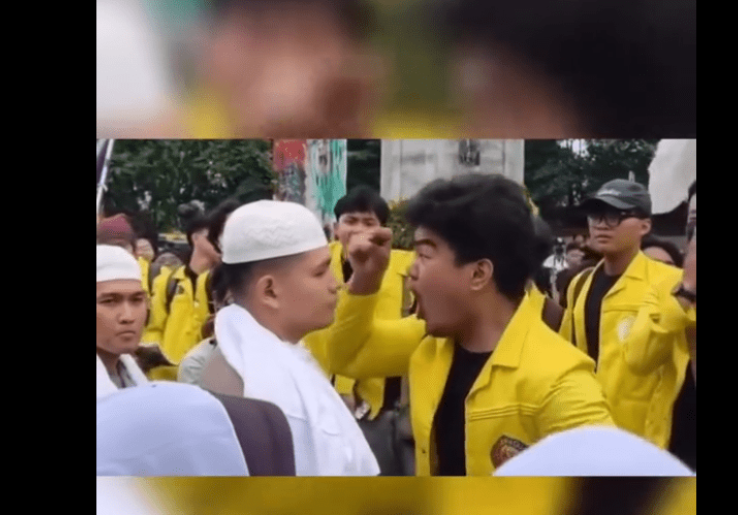 Viral Pria Maki Polisi, UI Bantah Pria Berjas Almamater Kuning Sebagai Mahasiswanya 