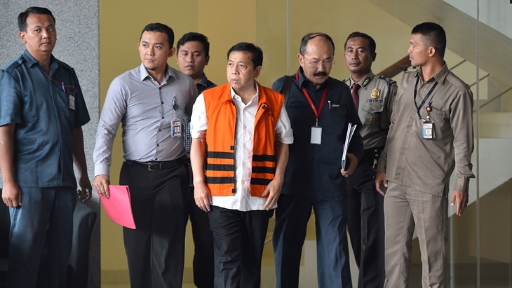 Tersangka kasus korupsi KTP elektronik Setya Novanto (tengah) meninggalkan gedung KPK seusai menjalani pemeriksaan di Jakarta, Selasa (21/11). (ANTARA FOTO/Wahyu Putro A)