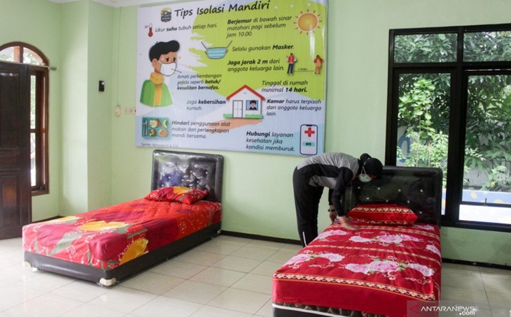 Arsip Foto. Petugas merapikan tempat Isolasi mandiri di Kampung Tangguh Semeru di Sidoarjo, Jawa Timur, Sabtu (9/1/2021). ANTARA FOTO/Umarul Faruq/foc.