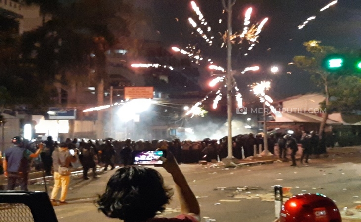 Bentrokan Antara Massa dan Polisi Depan Polda Metro Masih Berlangsung