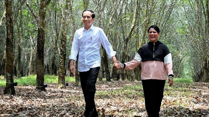 Hadiri Deklarasi Alumni Jogja, Jokowi dan Istri Datang Mengedarai Sepeda Ontel