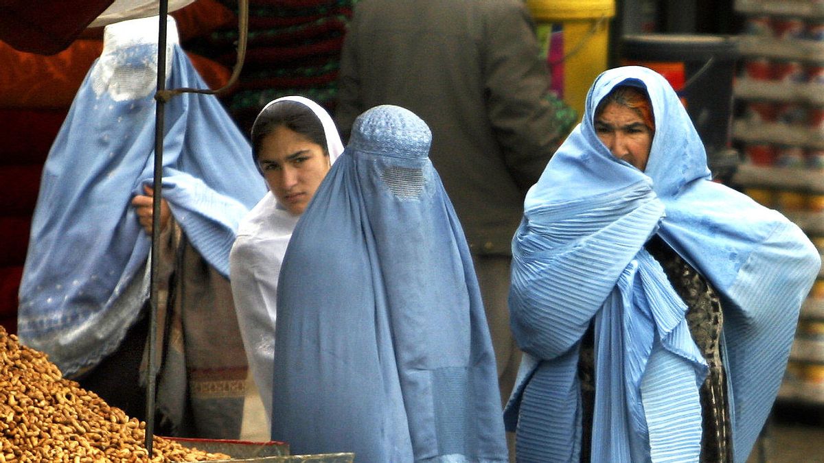 [HOAKS atau FAKTA]: Wanita Afghanistan Kakinya Dirantai oleh Suami Mereka