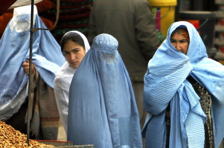 [HOAKS atau FAKTA]: Wanita Afghanistan Kakinya Dirantai oleh Suami Mereka