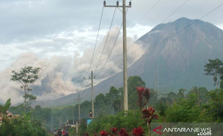 Gunung Semeru Kembali Luncurkan Awan Panas Sejauh 3 Kilometer