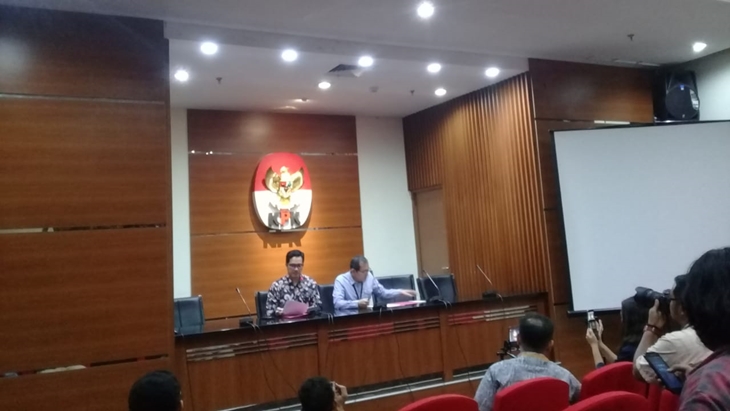 Wakil Ketua KPK Saut Situmorang dan Febri Diansyah. (MP/Ponco Sulaksono)