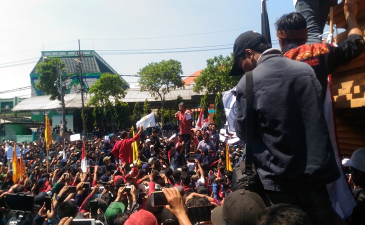 Aksi unjuk rasa tolak revisi UU KPK di Surabaya Jawa Timur