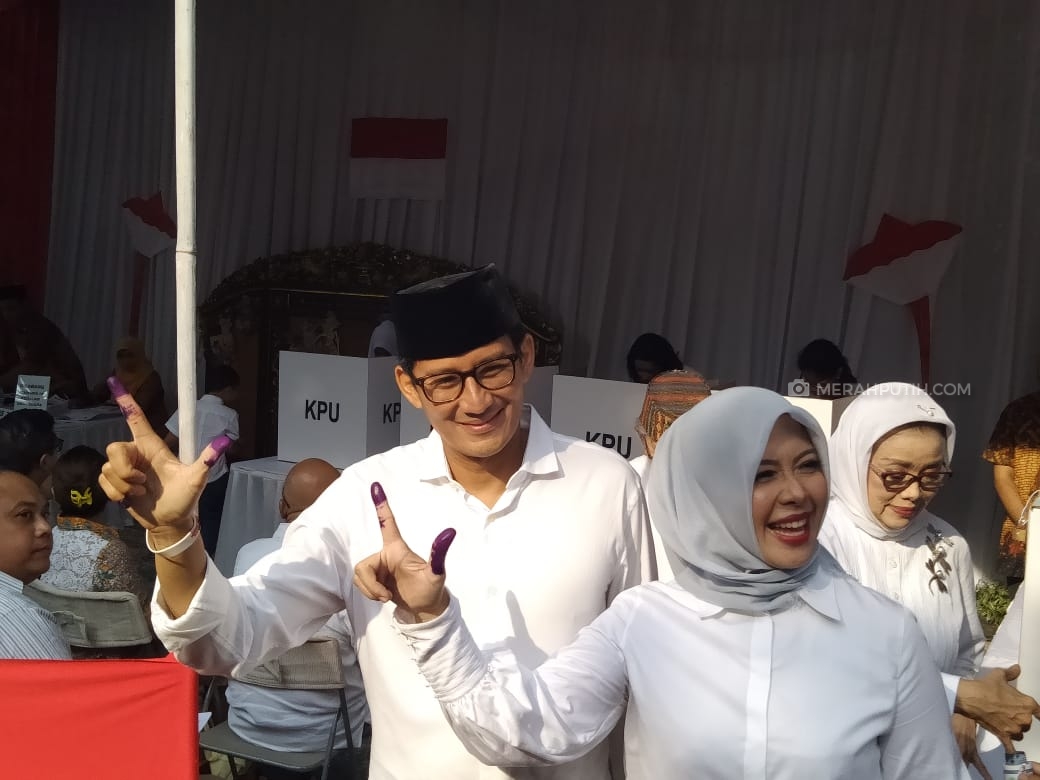 Pose Sandiaga Uno dan Istri Usai Mencoblos
