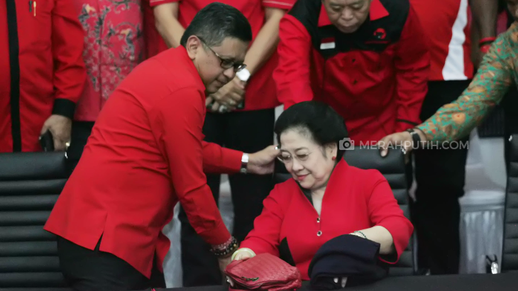 Megawati Soekarnoputri dibantu Sekjen PDIP Hasto Kristianto di Kantor DPP PDIP, Jakarta. (MP/Dery Ridwansah)