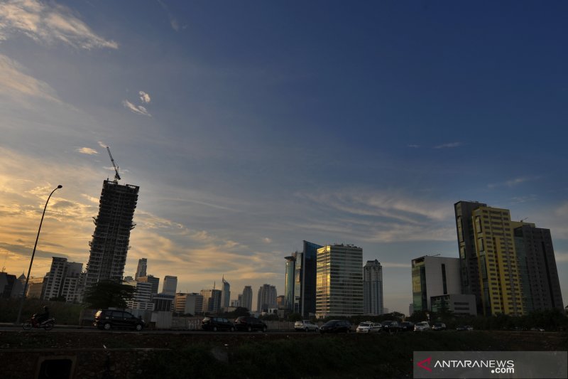 Cuaca cerah saat senja di kawasan Kuningan, Jakarta, Senin (28/1). (ANTARA/Rosa Panggabean)	