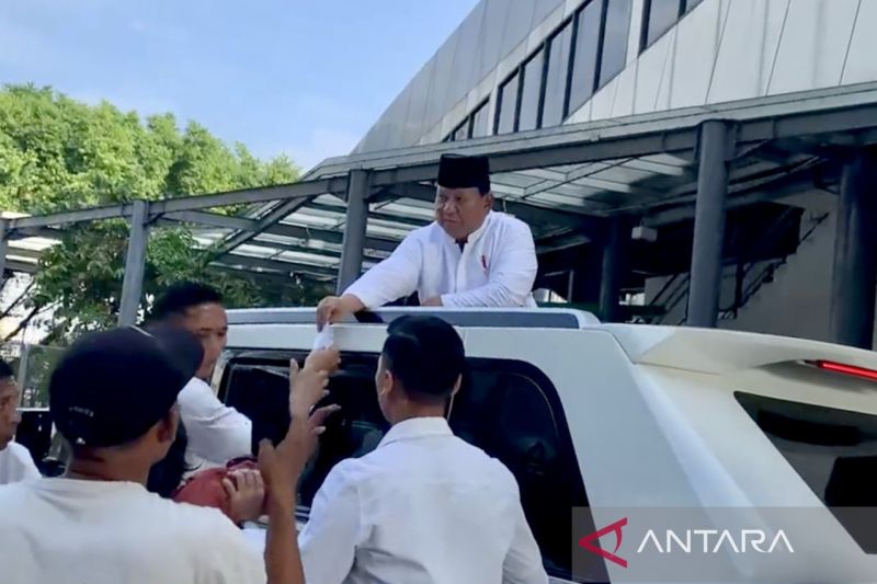 Prabowo Bagi-Bagi Amplop THR Idul Adha ke Pedagang Istiqlal, Isinya Lembaran Rp 100 Ribu