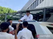 Prabowo Bagi-Bagi Amplop THR Idul Adha ke Pedagang Istiqlal, Isinya Lembaran Rp 100 Ribu