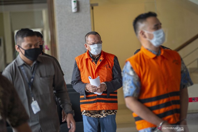 Tersangka kasus dugaan suap gratifikasi senilai Rp46 miliar, Nurhadi (tengah) dan Riesky Herbiyono (kanan) berjalan usai menjalani pemeriksaan di Gedung KPK, Jakarta, Selasa (2/6/2020). KPK menangkap Nurhadi yang merupakan mantan Sekretaris Mahkamah Agung (MA) dan menantunya, Riezky Herbiyono di Simprug, Jakarta Selatan pada Senin (1/6) malam setelah buron sejak hampir empat bulan lalu. ANTARA FOTO/Aditya Pradana Putra/hp. (ANTARA/ADITYA PRADANA PUTRA)