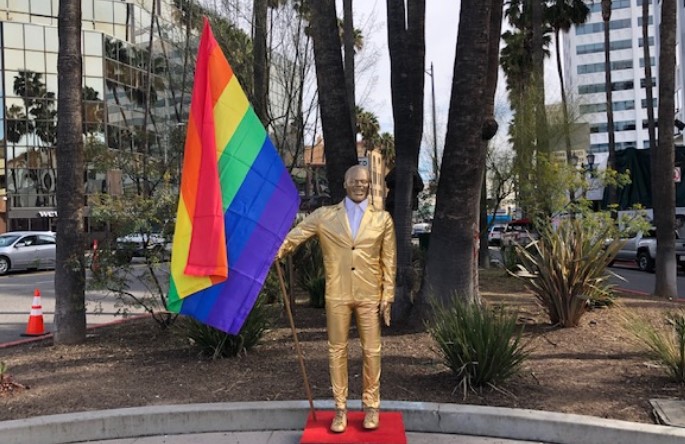 Patung Emas "Unik" Berbentuk Kevin Hart Tiba-tiba Muncul di Persimpangan Jalan Hollywood
