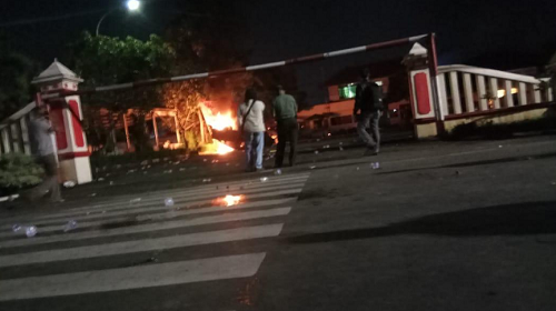 polsek ciracas dibakar