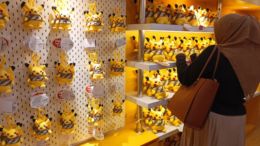Salah satu pengunjung Pokemon Playlab sedang mengabadikan boneka Pikachu berkemeja batik. (Foto: Pokemon Playlab)