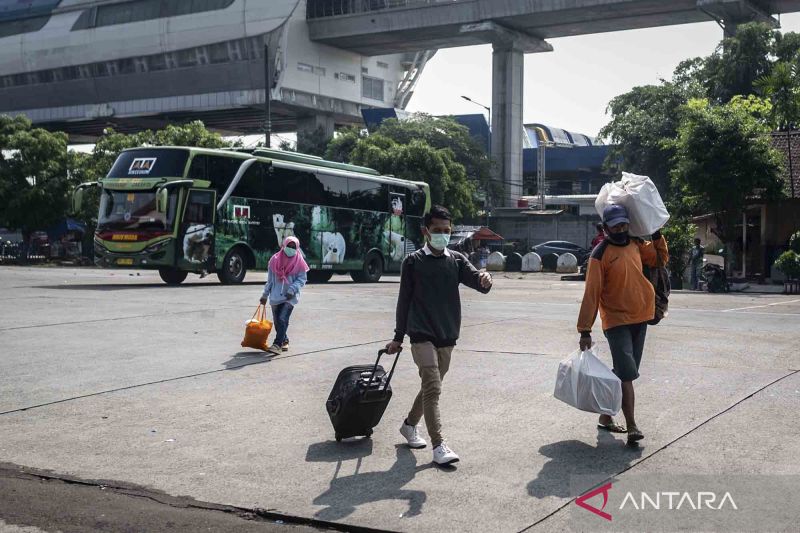 Calon penumpang berjalan menuju bus antarkota antarprovinsi (AKAP) di Terminal Kampung Rambutan, Jakarta, Senin (11/4/2022). Sejumlah warga memilih mudik ke kampung halaman lebih awal untuk menghindari kemacetan dan harga tiket yang tinggi. ANTARA FOTO/Aprillio Akbar/wsj.