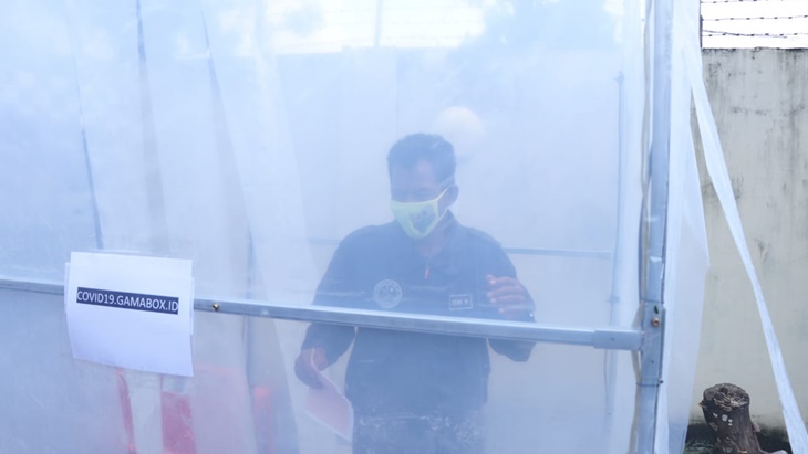 Setiap warga yang akan ke kantor Dirlantas Polda DIY akan disteril lebih dulu dalam bilik disinfektan