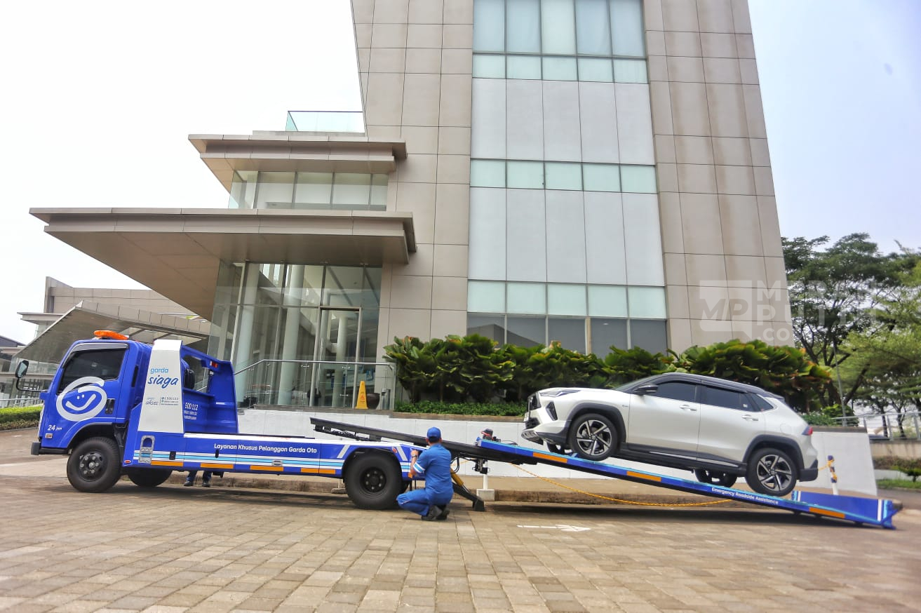 Dukung Keamanan Mobil Listrik, Asuransi Astra Hadirkan Layanan Towing Hydraulic Flatbed