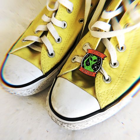 Enamel pin pada Converse. (Foto Pinterest)