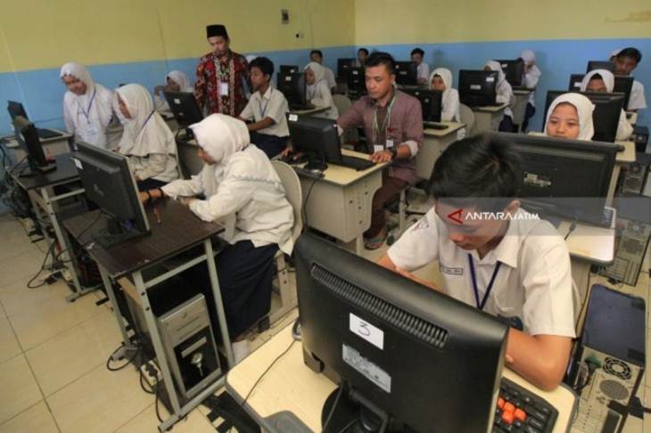 Ilustrasi - Teknisi (tengah) memeriksa komputer yang digunakan peserta Ujian Nasional Berbasis Komputer (UNBK) di SMP Muhammadiyah 11 Surabaya, Jawa Timur, Senin (23/4). ANTARA/Didik Suhartono/zk/18