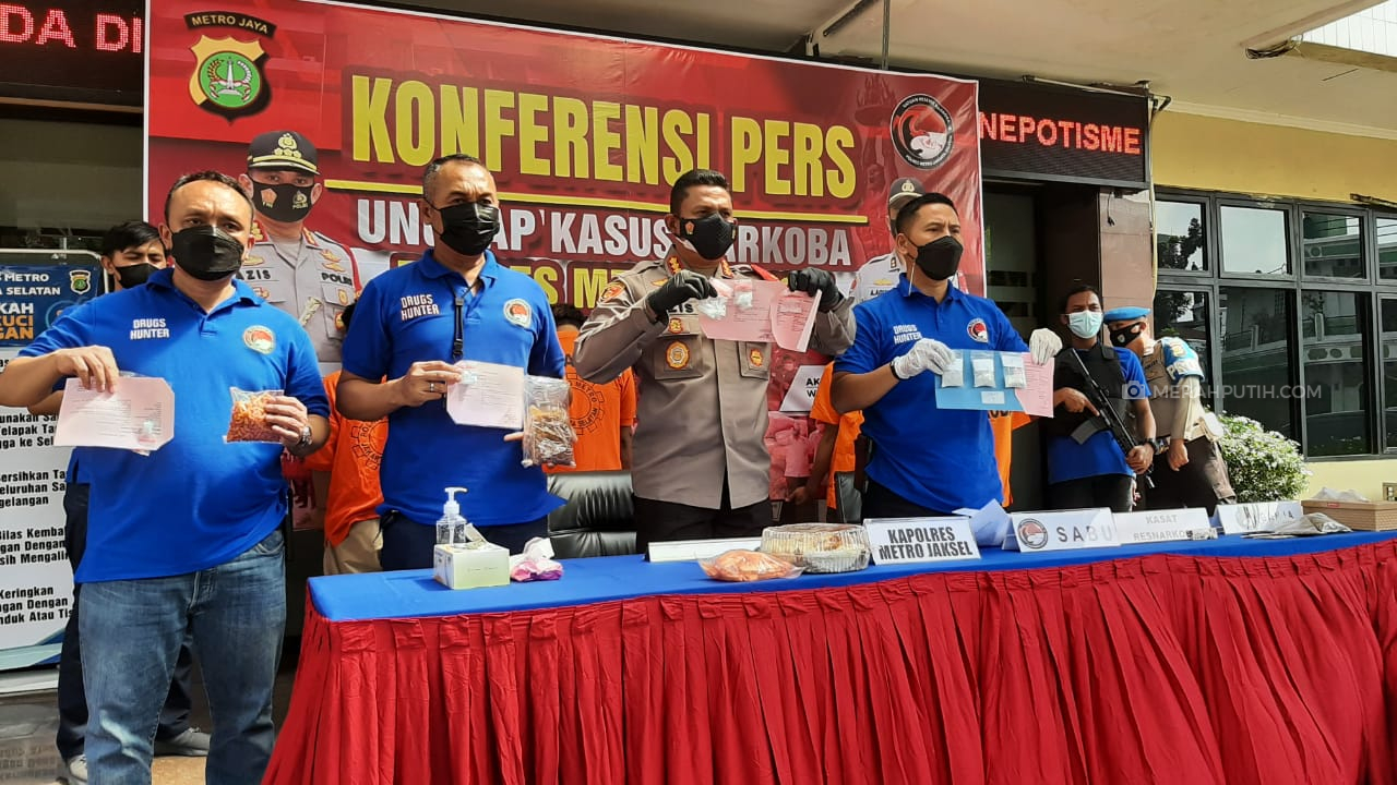 Polisi Bongkar Penyelundupan Narkoba ke Rutan Polres Jaksel dalam Tempe Orek