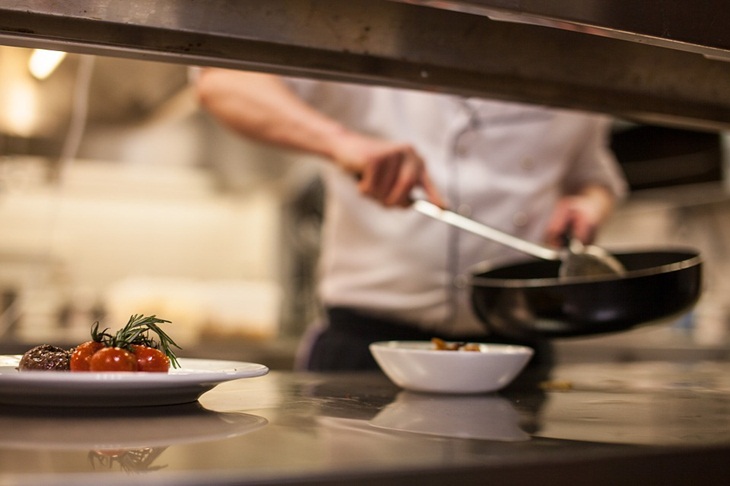 Masak sendiri lebih hemat dibanding beli di warung nasi. (Foto: Pixabay/olafBroeker / 6 foto