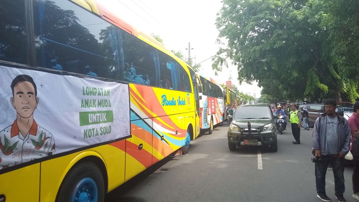 bus rombongan gibran